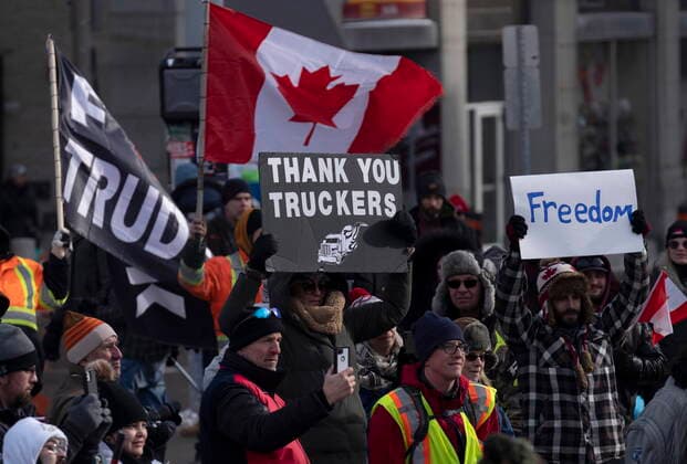 February 1, 2022, Ottawa, ON, Canada: Protesters gather near speeches during a demonstration in the downtown core on Tuesday, Feb. 1, 2022 in Ottawa. As organizers behind the demonstration that has seized the nation s capital say they are preparing to stick around even longer by distributing fuel and supplies to the trucks clogging up Ottawa streets, politicians at all levels of government are asking them to roll out. Ottawa Canada  - ZUMAc35_ 20220201_zaf_c35_029 Copyright: xAdrianxWyldx