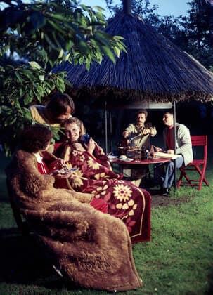 20.07.1971, Pirna, Bezirk Dresden, DDR - Paare bei einem gemeinsamen Grillabend im Garten. (20-30 Jahre, 40-50 Jahre, Abend, abends, aussen, Aussenaufnahme, befreundet, Bezirk Dresden, DDR, deutsch, Deutsche Demokratische Republik, Deutschland, Ehepaare, erholen, Erholung, essen, Essen und Trinken, Europa, europaeisch, Frauen, Freizeit, Freunde, Garten, GDR, gemeinsam, Gesellschaft, Grillabend, Grillen, HF, historisch, Hochformat, Jahreszeit, Kaukasier, kaukasisch, Maenner, Menschen, Paare, Paerchen, Personen, Pirna, pmscartandhistory, Sommer, Sommerabend, Westeuropa, Wirtschaft, Zeitdokument, Zeitgeschichte, zusammen) 710720KF610PIRNA.JPG *** 20 07 1971, Pirna, district Dresden, GDR couples at a common barbecue in the garden 20 30 years,
