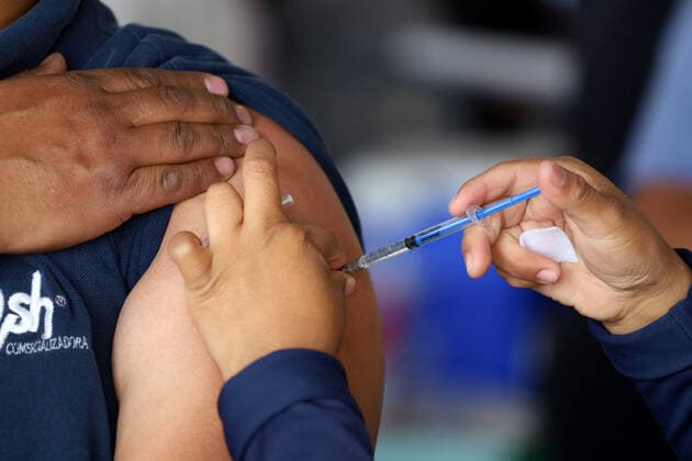 Sputnik V Booster Vaccination Campaign MEXICO CITY, MEXICO - FEBRUARY 1, 2022: A person receives the booster dose of Sputnik V vaccine inside Campo Marte during the vaccination campaign to prevent infections of Covid-19 variants. On February 1, 2022 in Mexico City; Mexico. (Photo by Luis Barron Eyepix Group) Copyright: xLuisxBarronx xEyepixxGroupx EYEPIXGROUP_LB_01022022_55229