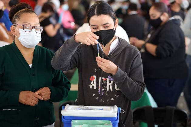 Sputnik V Booster Vaccination Campaign MEXICO CITY, MEXICO - FEBRUARY 1, 2022: A nurse prepares the booster dose of Sputnik V vaccine inside Campo Marte during the vaccination campaign to prevent infections of Covid-19 variants. On February 1, 2022 in Mexico City; Mexico. (Photo by Luis Barron Eyepix Group) Copyright: xLuisxBarronx xEyepixxGroupx EYEPIXGROUP_LB_01022022_55217
