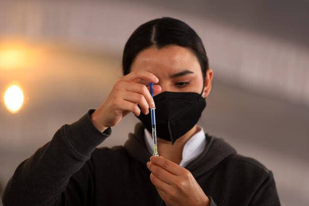 Sputnik V Booster Vaccination Campaign MEXICO CITY, MEXICO - FEBRUARY 1, 2022: A nurse prepares the booster dose of Sputnik V vaccine inside Campo Marte during the vaccination campaign to prevent infections of Covid-19 variants. On February 1, 2022 in Mexico City; Mexico. (Photo by Luis Barron Eyepix Group) Copyright: xLuisxBarronx xEyepixxGroupx EYEPIXGROUP_LB_01022022_55218