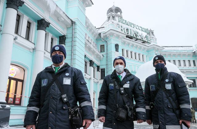 Coronavirus in Russland, Kontrolle der Einhaltung der Vorschriften im Ã–PNV MOSCOW, RUSSIA - FEBRUARY 2, 2022: Inspectors check compliance with the face mask requirement near Belorussky Railway Station. The face mask mandate applies to public transport nationwide to prevent the spread of the novel coronavirus. Gavriil Grigorov TASS  TS120E44