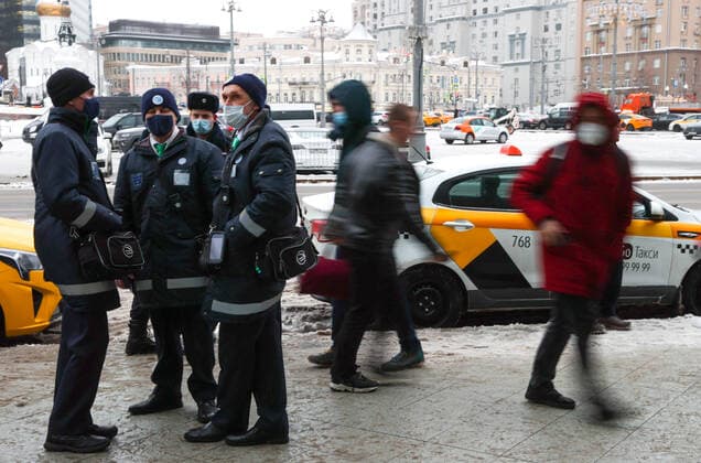Coronavirus in Russland, Kontrolle der Einhaltung der Vorschriften im Ã–PNV MOSCOW, RUSSIA - FEBRUARY 2, 2022: Inspectors check compliance with the face mask requirement near Belorussky Railway Station. The face mask mandate applies to public transport nationwide to prevent the spread of the novel coronavirus. Gavriil Grigorov TASS  TS120E45