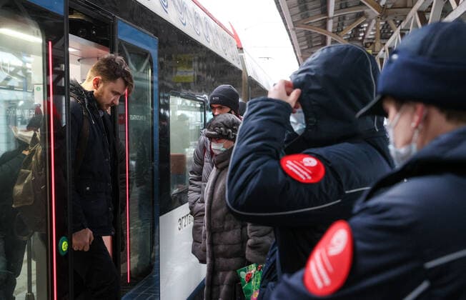 Coronavirus in Russland, Kontrolle der Einhaltung der Vorschriften im Ã–PNV MOSCOW, RUSSIA - FEBRUARY 2, 2022: Mosgortrans transport company inspectors check compliance with the face mask requirement at a station on Line D1 (Belorussko-Savyolovsky Diameter) of the Moscow Central Diameters (MCD). The face mask mandate applies to public transport nationwide to prevent the spread of the novel coronavirus. Gavriil Grigorov TASS  TS120E4C