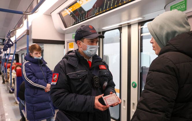 Coronavirus in Russland, Kontrolle der Einhaltung der Vorschriften im Ã–PNV MOSCOW, RUSSIA - FEBRUARY 2, 2022: A Mosgortrans transport company inspector checks compliance with the face mask requirement on a train on Line D1 (Belorussko-Savyolovsky Diameter) of the Moscow Central Diameters (MCD). The face mask mandate applies to public transport nationwide to prevent the spread of the novel coronavirus. Gavriil Grigorov TASS  TS120E4E