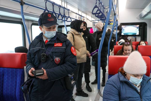 Coronavirus in Russland, Kontrolle der Einhaltung der Vorschriften im Ã–PNV MOSCOW, RUSSIA - FEBRUARY 2, 2022: A Mosgortrans transport company inspector checks compliance with the face mask requirement on a train on Line D1 (Belorussko-Savyolovsky Diameter) of the Moscow Central Diameters (MCD). The face mask mandate applies to public transport nationwide to prevent the spread of the novel coronavirus. Gavriil Grigorov TASS  TS120E50