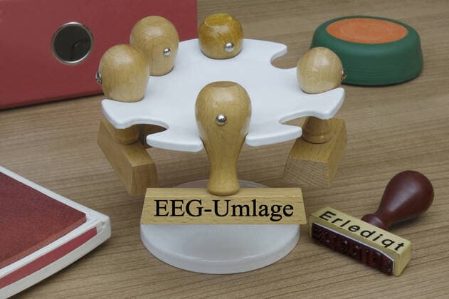 Stempel und EEG-Umlage Stempel und EEG-Umlage, 02.02.2022, Borkwalde, Brandenburg, An einem Stempelhalter hängt ein Stempel mit dem Schriftzug EEG-Umlage.