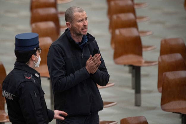Bilder des Jahres 2022, News 02 Februar News Themen der Woche News Bilder des Tages Vatikan, Mann stört die Generalaudienz von Papst Franziskus February 2, 2022, VATICAN CITY: A man is escorted by the Vatican gendarmes, after shouted during Pope Francis weekly general audience in Paolo VI Hall at the Vatican, Vatican City, 2 February 2022. ANSA MAURIZIO BRAMBATTI VATICAN CITY - ZUMAa110 20220202_zaf_a110_048 Copyright: xMaurizioxBrambattix