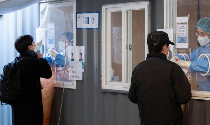 Coronavirus in Südkorea, Eindrücke aus Seoul (220202) -- SEOUL, Feb. 2, 2022 -- People take nucleic acid tests at a sampling site in Seoul, South Korea, Feb. 2, 2022. South Korea s daily number of COVID-19 cases hit a new record high amid the spread of the Omicron variant, the health authorities said Wednesday. (Photo by Xinhua) SOUTH KOREA-SEOUL-COVID-19-CASES SeoxYu-Seok 