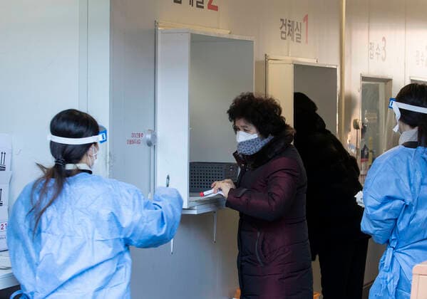 Coronavirus in Südkorea, Eindrücke aus Seoul (220202) -- SEOUL, Feb. 2, 2022 -- People take nucleic acid tests at a sampling site in Seoul, South Korea, Feb. 2, 2022. South Korea s daily number of COVID-19 cases hit a new record high amid the spread of the Omicron variant, the health authorities said Wednesday. (Photo by Xinhua) SOUTH KOREA-SEOUL-COVID-19-CASES SeoxYu-Seok 