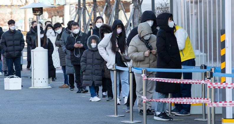 Coronavirus in Südkorea, Eindrücke aus Seoul (220202) -- SEOUL, Feb. 2, 2022 -- People wait for nucleic acid tests at a sampling site in Seoul, South Korea, Feb. 2, 2022. South Korea s daily number of COVID-19 cases hit a new record high amid the spread of the Omicron variant, the health authorities said Wednesday. (Photo by Xinhua) SOUTH KOREA-SEOUL-COVID-19-CASES SeoxYu-Seok 