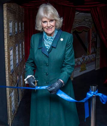 Bilder des Jahres 2022, Entertainment 02 Februar Entertainment Themen der Woche KW05 Entertainment Bilder des Tages . 02 02 2022. Rochester, United Kingdom. Camilla, Duchess of Cornwall, at the opening of a Charles Dickens exhibition in Rochester, Kent, United Kingdom.  xPoolx xi-Imagesx IIM-23065-0007