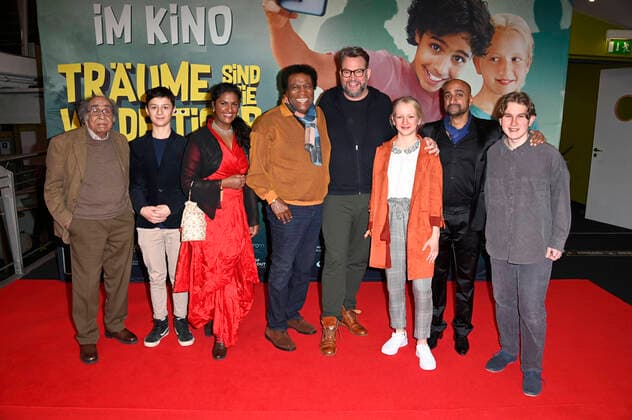 Bilder des Jahres 2022, Entertainment 02 Februar Entertainment Themen der Woche KW05 Entertainment Bilder des Tages Irshad Panjatan, Emil Mascheck, Sushila Sara Mai, Clemens Schaeffer, Roberto Blanco, Lars Montag, Annlis Krischke, Murali Perumal und Noah Lakmes bei der Premiere des Kinofilms Träume sind wie wilde Tiger im CinemaxX Halle. Halle (Saale), 02.02.2022 Foto:xF.xKernx xFuturexImage