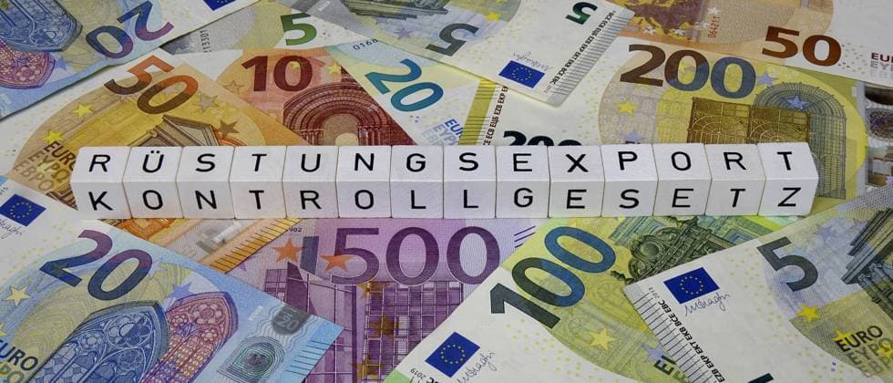 Rüstungsexportkontrollgesetz Rüstungsexportkontrollgesetz, 02.02.2022, Borkwalde, Brandenburg, Auf Geldscheinen liegen Buchstabenwürfel mit dem Schriftzug Rüstungsexportkontrollgesetz.