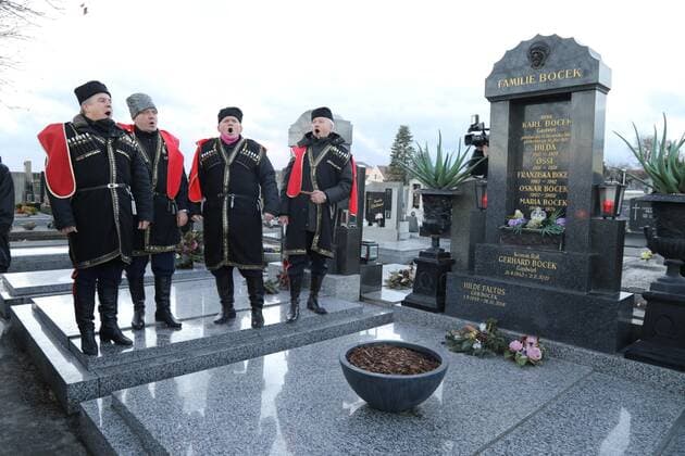 02 02 2022, Marchfelderhof Deutsch Wagram, FIRST MEMORIAL DAY to GERHARD BOCEK, award of the Gerhard Bocek memorial medal in the picture Soloists of the Bolshoi Don Kosken, at the grave, FIRST MEMORIAL DAY to GERHARD BOCEK