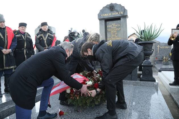 02 02 2022, Marchfelderhof Deutsch Wagram, FIRST MEMORIAL DAY to GERHARD BOCEK, award of the Gerhard Bocek memorial medal in the picture Peter Grossmann GF Marchfelderhof, wreath laying, at the grave, FIRST MEMORIAL DAY to GERHARD BOCEK