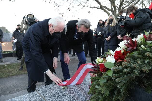 02 02 2022, Marchfelderhof Deutsch Wagram, FIRST MEMORIAL DAY to GERHARD BOCEK, award of the Gerhard Bocek memorial medal in the picture Friedrich Faltus, Peter Grossmann GF Marchfelderhof, wreath laying, at the grave, FIRST MEMORIAL DAY to GERHARD BOCEK