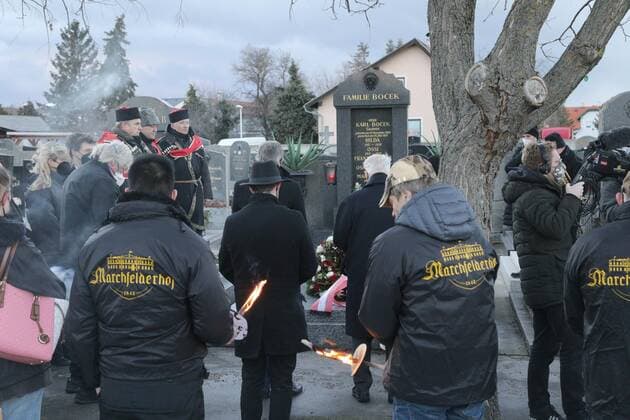 02.02.2022, Marchfelderhof Deutsch-Wagram, ERSTER GEDENKTAG an GERHARD BOCEK, Verleihung der Gerhard Bocek Gedenkmedaille im Bild: Stimmung u Übersicht, -am Grab, ERSTER GEDENKTAG an GERHARD BOCEK