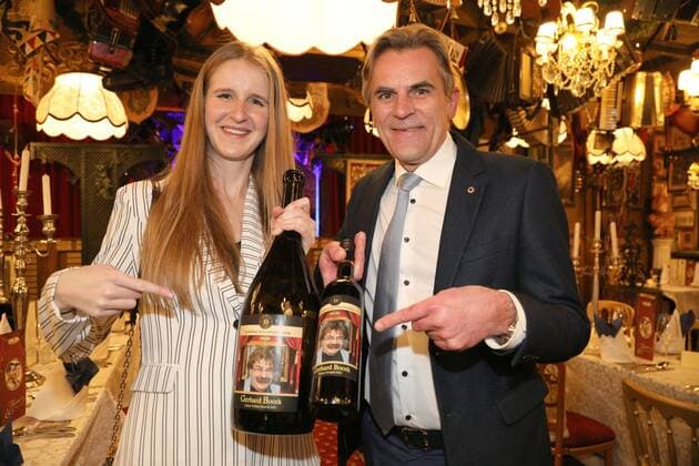 02 02 2022, Marchfelderhof Deutsch Wagram, FIRST MEMORIAL DAY to GERHARD BOCEK, award of the Gerhard Bocek memorial medal in the picture Kathi Baumgartner winemaker, Peter Grossmann GF Marchfelderhof, FIRST MEMORIAL DAY to GERHARD BOCEK