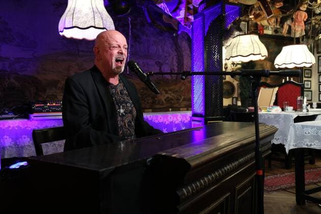 02.02.2022, Marchfelderhof Deutsch-Wagram, ERSTER GEDENKTAG an GERHARD BOCEK, Verleihung der Gerhard Bocek Gedenkmedaille im Bild: Gary Lux, -a d Bühne, ERSTER GEDENKTAG an GERHARD BOCEK