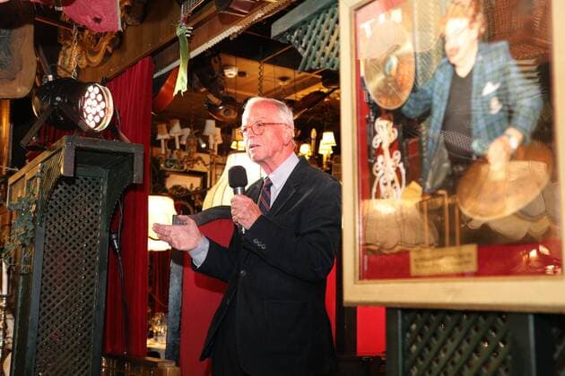 02.02.2022, Marchfelderhof Deutsch-Wagram, ERSTER GEDENKTAG an GERHARD BOCEK, Verleihung der Gerhard Bocek Gedenkmedaille im Bild: Werner Fasslabend, -Laudatio, -a d Bühne, ERSTER GEDENKTAG an GERHARD BOCEK
