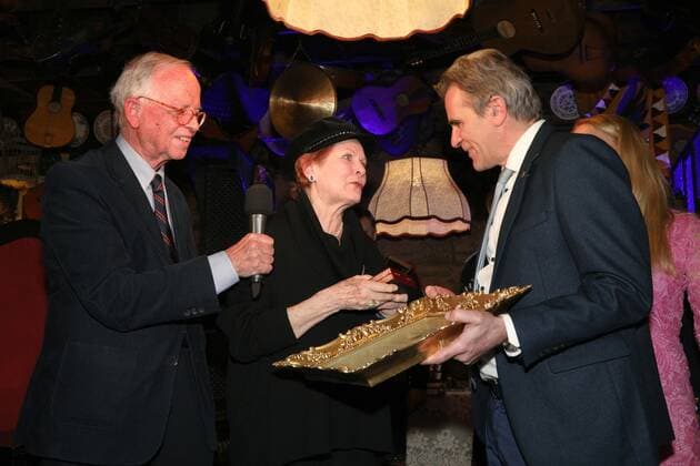 02.02.2022, Marchfelderhof Deutsch-Wagram, ERSTER GEDENKTAG an GERHARD BOCEK, Verleihung der Gerhard Bocek Gedenkmedaille im Bild: Werner Fasslabend, Gaby Jacoby -Künstler helfen Künstler, Peter Grossmann -GF Marchfelderhof, Verleihung der G. Bocek Gedenkmedaille, ERSTER GEDENKTAG an GERHARD BOCEK