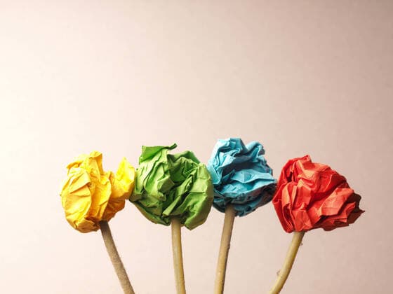 IMAGO Nature: Unsere Erde, Umweltverträgliche Herausforderungen des 21. Jahrhunderts, Recycling Four flower stems with colorful paper balls as flowers, spring or creative concept.