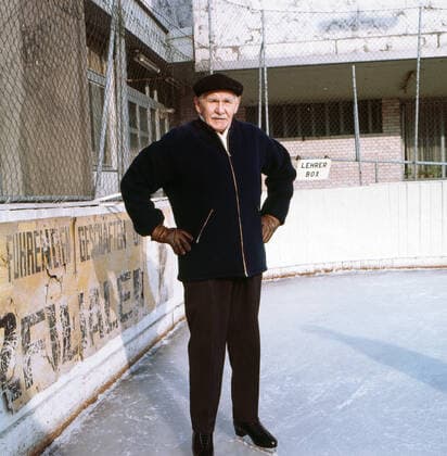Attila Hörbiger Attila Hörbiger, österreichischer Schauspieler, beim Schlittschuhlaufen in Österreich, frühe 1980er Jahre., Österreich Copyright: kpa UnitedArchives55005867 EDITORIAL USE ONLY