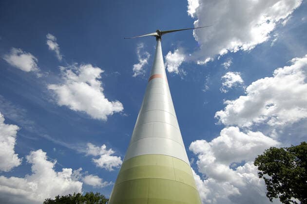 Ein Windrad ragt in den Himmel in Luckau, 27.07.2021. Luckau Deutschland *** A wind turbine rises to the sky in Luckau, 27 07 2021 Luckau Germany Copyright: xJaninexSchmitz photothek.dex
