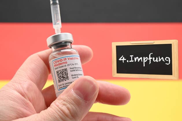 Stock and symbol images I 03 02 2022 topic booster vaccination, booster, further booster vaccination, booster, 4 vaccination, 2 booster vaccination, second booster vaccination, double booster Hamburg Neugraben Hamburg Germany Copyright: xLobeca FelixxSchlikisx