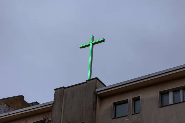 Leuchtendes Kreuz auf einem Hausdach in Berlin-Kreuzberg. Das Kreuz auf dem Dach, gehört zur dortigen Evangelisch-Freikirchliche Gemeinde. 03.02.2022, Berlin, GER - Leuchtendes Kreuz auf einem Hausdach in Berlin-Kreuzberg. Das Kreuz auf dem Dach, gehört zur dortigen Evangelisch-Freikirchliche Gemeinde., Berlin Berlin Deutschland, DEU Evangelisch-Freikirchliche Gemeinde EFG