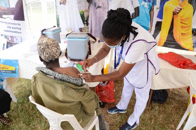 February 3, 2022, Nairobi, Kenya: A healthcare worker administers Pfizer vaccine to a resident of Dagoretti in Nairobi during the launch of mass vaccination drive countrywide. Nairobi Kenya - ZUMAs197 20220203_zaa_s197_136 Copyright: xJohnxOchiengx