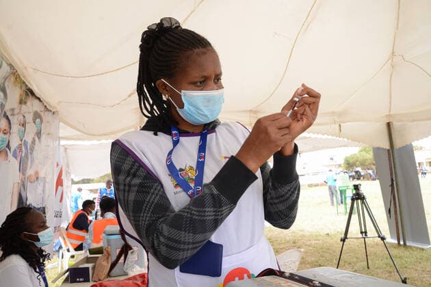 February 3, 2022, Nairobi, Kenya: A healthcare worker prepares to administer Pfizer vaccine to a resident of Dagoretti in Nairobi during the launch of mass vaccination drive countrywide. Nairobi Kenya - ZUMAs197 20220203_zaa_s197_140 Copyright: xJohnxOchiengx