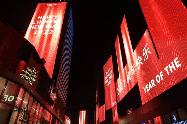 Bilder des Jahres 2022, News 02 Februar News Themen der Woche News Bilder des Tages (220204) -- RIYADH, Feb. 4, 2022 -- Photo taken on Feb. 3, 2022 shows Spring Festival themed videos played on LED screens to celebrate the Chinese New Year at the Riyadh Season Boulevard in Riyadh, Saudi Arabia. ) SAUDI ARABIA-RIYADH-SPRING FESTIVAL CELEBRATION WangxHaizhou 