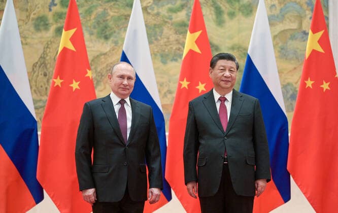 Bilder des Jahres 2022, News 02 Februar News Themen der Woche BEIJING, CHINA - FEBRUARY 4, 2022: Russia s President Vladimir Putin (L) and his Chinese counterpart Xi Jinping pose during a meeting. Alexei Druzhinin Russian Presidential Press and Information Office TASS  TS1213B5