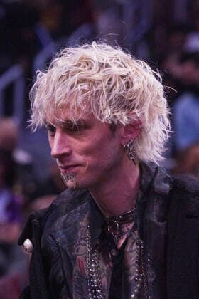 February 3, 2022, Los Angeles, California, USA: Musician Machine Gun Kelly attends NBA game of the Los Angeles Clippers versus the Los Angeles Lakers on Thursday February 3, 2022 at Crypto.com Arena in Los Angeles, California. Clippers defeat Lakers, 111-110. ARIANA RUIZ PI Los Angeles USA - ZUMAp124 1009535564st Copyright: xArianaxRuizx