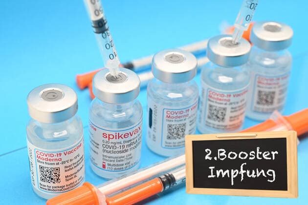 Stock and symbol images I 03 02 2022 topic booster vaccination, booster, further booster vaccination, booster, 4 vaccination, 2 booster vaccination, second booster vaccination, double booster Hamburg Neugraben Hamburg Germany Copyright: xLobeca FelixxSchlikisx
