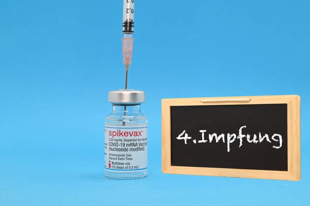 Stock and symbol images I 03 02 2022 topic booster vaccination, booster, further booster vaccination, booster, 4 vaccination, 2 booster vaccination, second booster vaccination, double booster Hamburg Neugraben Hamburg Germany Copyright: xLobeca FelixxSchlikisx