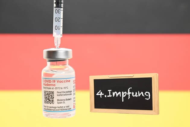 Stock and symbol images I 03 02 2022 topic booster vaccination, booster, further booster vaccination, booster, 4 vaccination, 2 booster vaccination, second booster vaccination, double booster Hamburg Neugraben Hamburg Germany Copyright: xLobeca FelixxSchlikisx