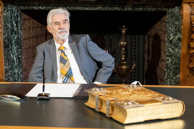 Bilder des Jahres 2022, News 02 Februar News Themen der Woche News Bilder des Tages Erster Bürgermeister Peter Tschentscher empfängt Nobelpreisträger Prof. Dr. Klaus Hasselmann zur Eintragung in das Goldene Buch im Hamburger Rathaus -;Erster Bürgermeister Peter Tschentscher empfängt Nobelpreisträger Prof. Dr. Klaus Hasselmann zur Eintragung in das Goldene Buch im Hamburger Rathaus -,