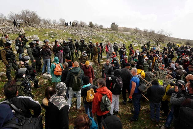 Bilder des Jahres 2022, News 02 Februar News Themen der Woche News Bilder des Tages February 4, 2022, Nablus, West Bank, Palestinian Territory: Israeli soldiers prevent Palestinians and foreign activists plant olive trees near Bracha settlement in Burin village, near the West Bank city of Nablus on February 3, 2022 Nablus Palestinian Territory - ZUMAap3_ 20220204_zaf_ap3_073 Copyright: xShadixJarar Ahx