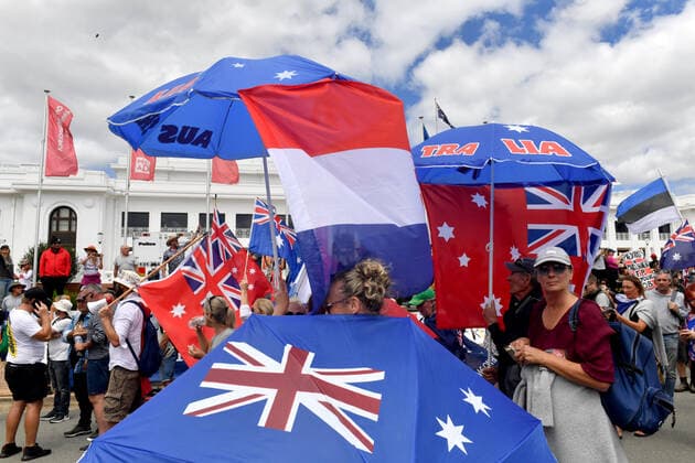 COVID19 VACCINATION PROTEST CANBERRA, Protesters with flags are seen during an anti-vaccination rally outside Old Parliament House in Canberra, Saturday, February 5, 2022. ( NO ARCHIVING, EDITORIAL USE ONLY, NO USE IN BOOKS WITHOUT CONSENT CANBERRA ACT AUSTRALIA  Copyright: xMICKxTSIKASx 20220205001620077784