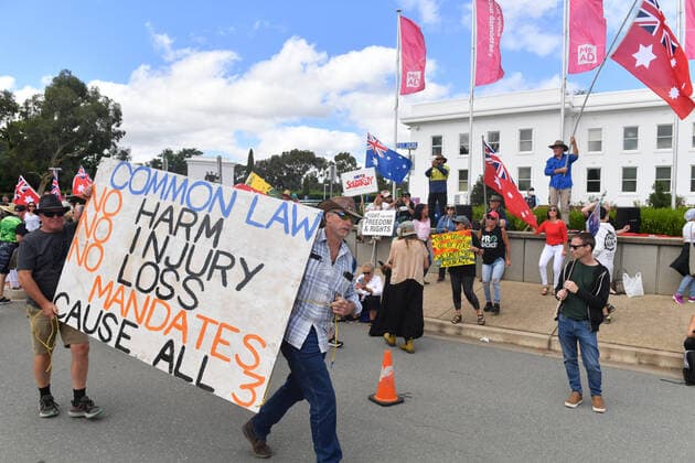 COVID19 VACCINATION PROTEST CANBERRA, Protesters with flags are seen during an anti-vaccination rally outside Old Parliament House in Canberra, Saturday, February 5, 2022. ( NO ARCHIVING, EDITORIAL USE ONLY, NO USE IN BOOKS WITHOUT CONSENT CANBERRA ACT AUSTRALIA  Copyright: xMICKxTSIKASx 20220205001620077865
