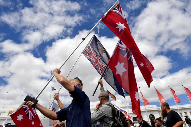 COVID19 VACCINATION PROTEST CANBERRA, Protesters with flags are seen during an anti-vaccination rally outside Old Parliament House in Canberra, Saturday, February 5, 2022. ( NO ARCHIVING, EDITORIAL USE ONLY, NO USE IN BOOKS WITHOUT CONSENT CANBERRA ACT AUSTRALIA  Copyright: xMICKxTSIKASx 20220205001620078195