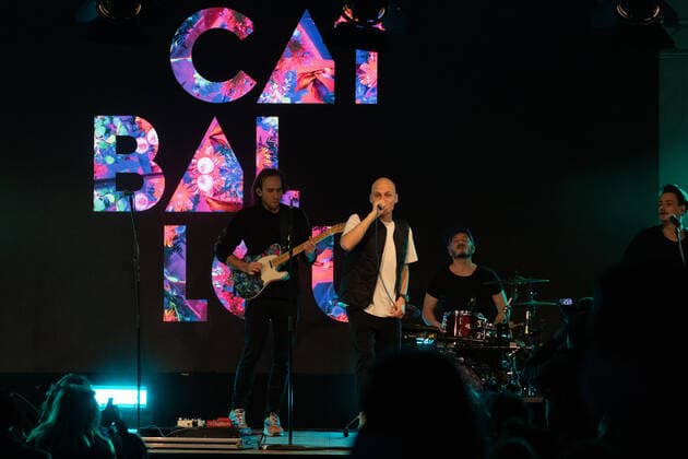 Die Kölner Mundart Band Cat Ballou beim Live Auftritt auf dem Karnevalskonzert von BonnLive am Westwerk in Bonn BonnLive ist eine Kooperation zwischen der fünfdrei Eventagentur und Rheinevents, 04.02.2022 Bonn Weststadt NRW Deutschland
