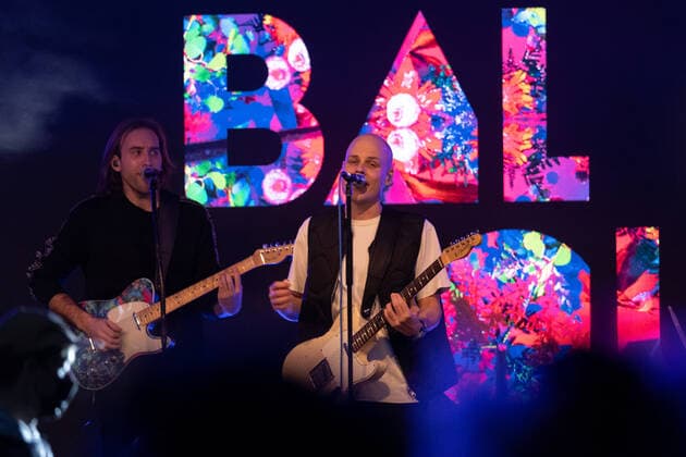 Gitarrist Yannick Richter, Frontmann Oliver Niesen - Die Kölner Mundart Band Cat Ballou beim Live Auftritt auf dem Karnevalskonzert von BonnLive am Westwerk in Bonn BonnLive ist eine Kooperation zwischen der fünfdrei Eventagentur und Rheinevents, 04.02.2022 Bonn Weststadt NRW Deutschland