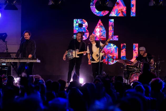 Die Kölner Mundart Band Cat Ballou beim Live Auftritt auf dem Karnevalskonzert von BonnLive am Westwerk in Bonn BonnLive ist eine Kooperation zwischen der fünfdrei Eventagentur und Rheinevents, 04.02.2022 Bonn Weststadt NRW Deutschland