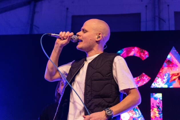 Frontmann Oliver Niesen - Die Kölner Mundart Band Cat Ballou beim Live Auftritt auf dem Karnevalskonzert von BonnLive am Westwerk in Bonn - BonnLive ist eine Kooperation zwischen der fünfdrei Eventagentur und Rheinevents, 04.02.2022 Bonn Weststadt NRW Deutschland