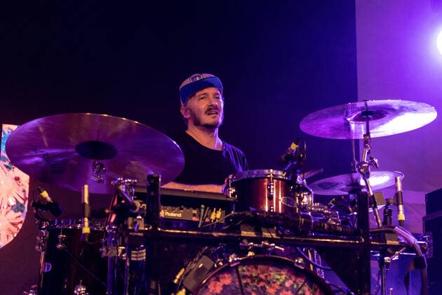 Schlagzeuger Hannes Feder - Die Kölner Mundart Band Cat Ballou beim Live Auftritt auf dem Karnevalskonzert von BonnLive am Westwerk in Bonn BonnLive ist eine Kooperation zwischen der fünfdrei Eventagentur und Rheinevents, 04.02.2022 Bonn Weststadt NRW Deutschland