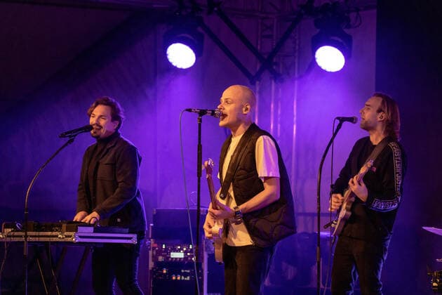 Keyboarder Dominik Schönenborn, Frontmann Oliver Niesen, Gitarrist Yannick Richter - Die Kölner Mundart Band Cat Ballou beim Live Auftritt auf dem Karnevalskonzert von BonnLive am Westwerk in Bonn BonnLive ist eine Kooperation zwischen der fünfdrei Eventagentur und Rheinevents, 04.02.2022 Bonn Weststadt NRW Deutschland